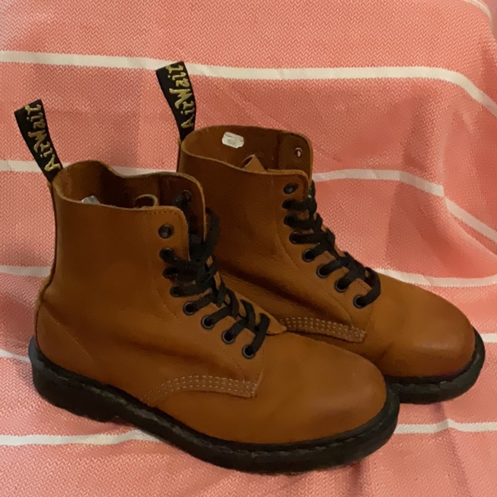 DR. MARTENS Air Wair Made In England Titan Leather Boots size 6 EUC